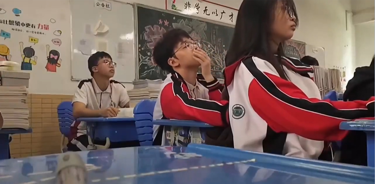 江门一中高三情侣课堂偷摸奶子！同学偷拍视频火爆全网 聊天小纸条更是淫荡不堪！